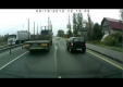 Водитель грузовика лихо маневрируя избегает аварии